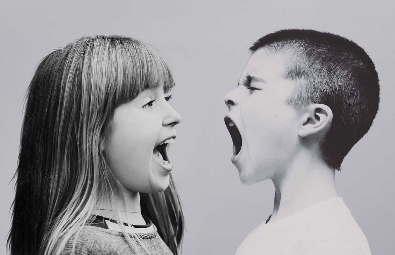 deux enfants en colère